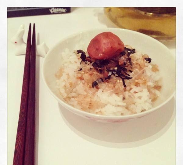 日本人怎么一颗梅子配一碗饭的？

刚到日本时候以为这种酸梅是当零食吃的，买了一盒