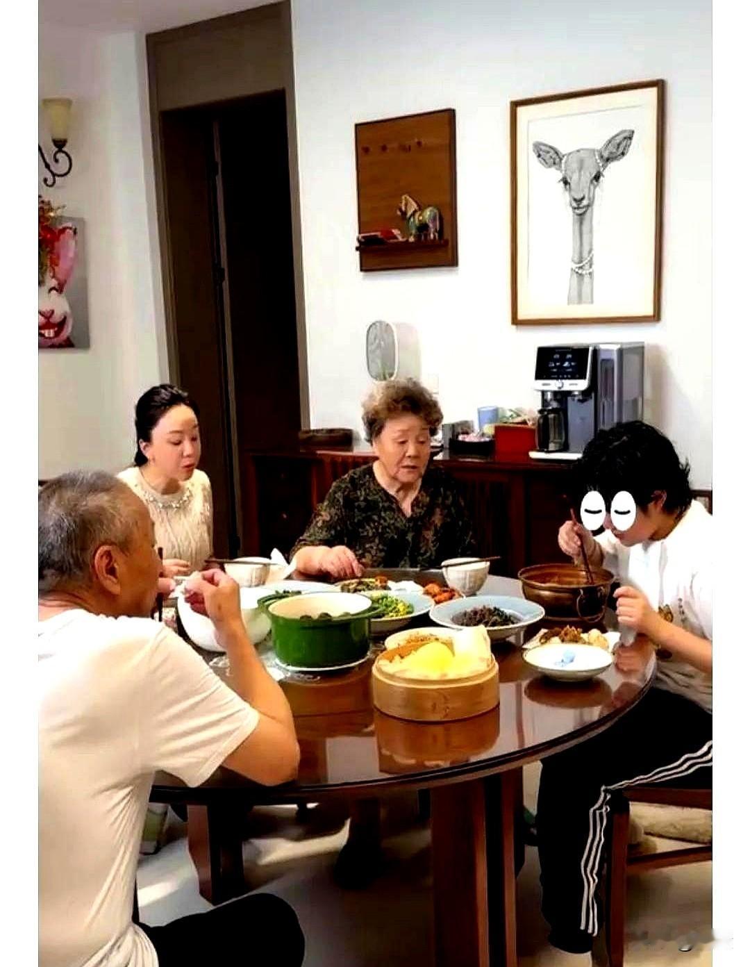高鑫17岁的女儿好朴素呀，竟然是短头发，穿校服还胖乎乎的。

明星家的孩子就该穿