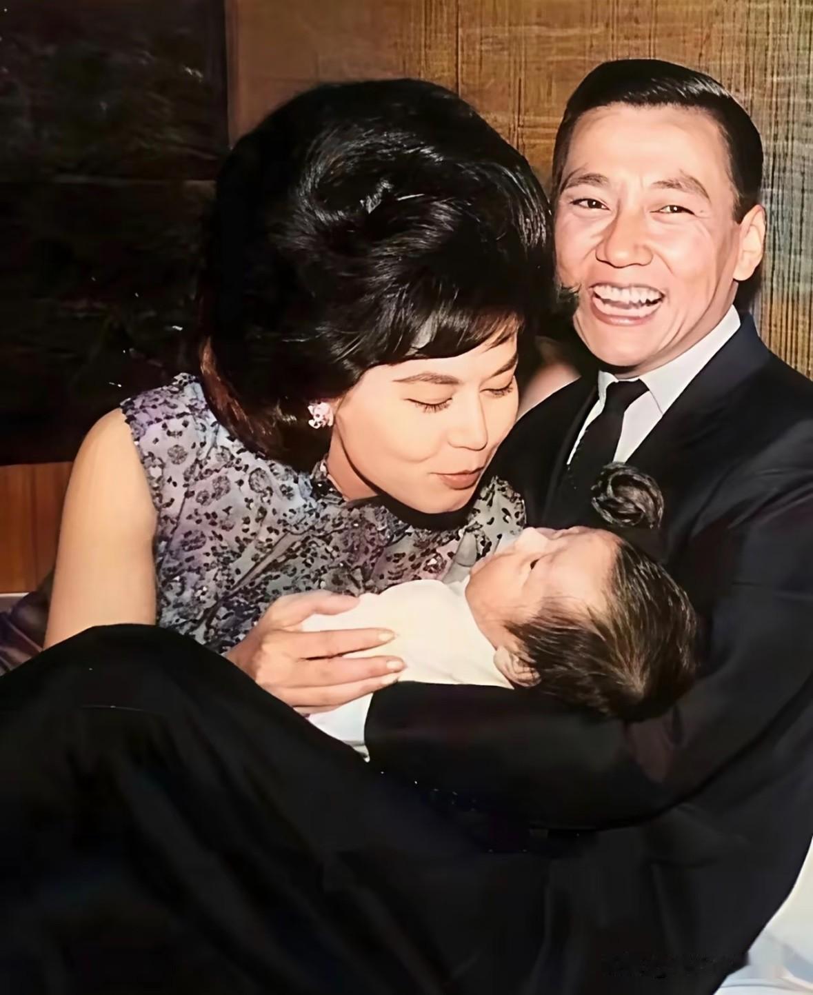 这是1963年，林黛与丈夫龙绳勋及年仅的龙宗瀚的一张一家三口的珍贵合影。林黛身着