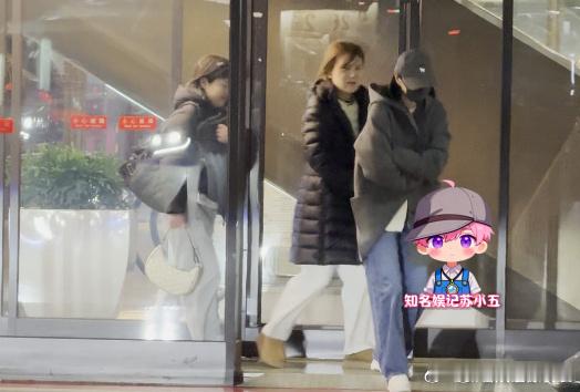 景甜疑似身体不适 有八卦媒体拍到景甜和妈妈一起到商场逛街，逛了一会儿姐弓着身子从