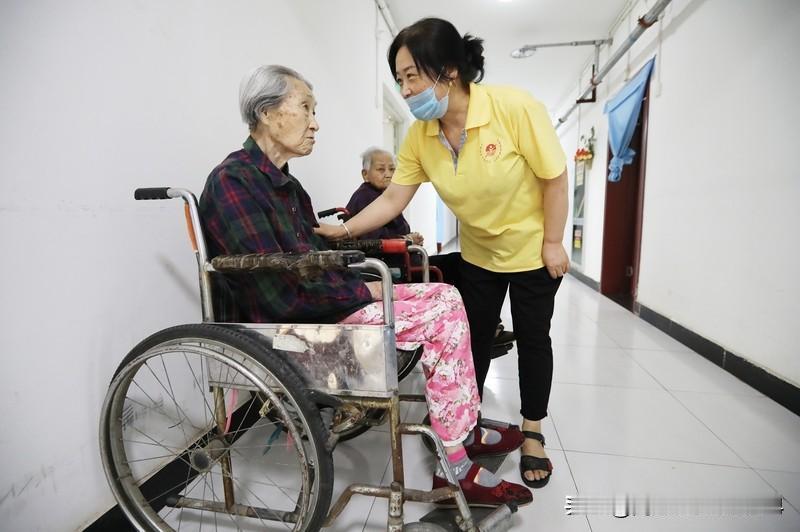 养老院护工这工作，那叫一个累。他们得全天候照顾老人，像喂食、洗澡、穿衣这些基本生