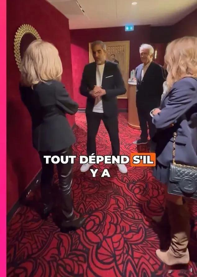 马克龙72岁的夫人布丽吉特近来可谓争议不断。当地时间12月7日，于巴黎红磨坊剧院