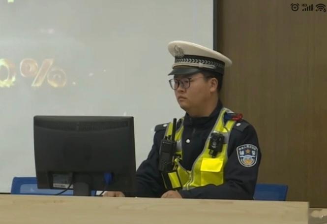 一小小交警换届授旗，优秀队员受表彰，校园安全有了"小担当"👮 交警手把手教指挥