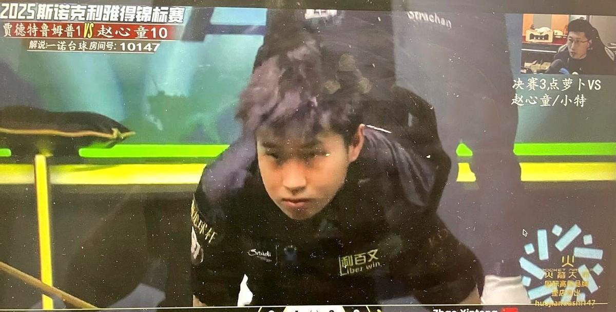 赵心童再战小特，不知道能不能有突破！
2025斯诺克利雅得锦标赛半决赛已开打，小