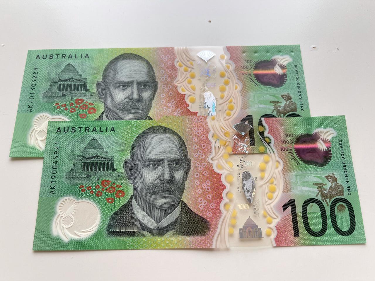 泼天富贵未接住，
以为大爷施骗术。
一百澳元从未见，
莫怪店主不识数。

其貌不