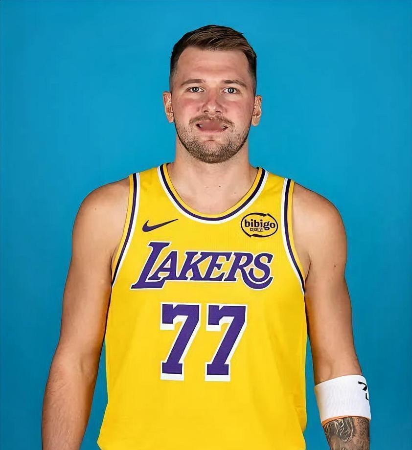 别再争论东契奇是得分手还是组织者了，他正在对比赛进行“降维打击”。
他用肩膀撞开