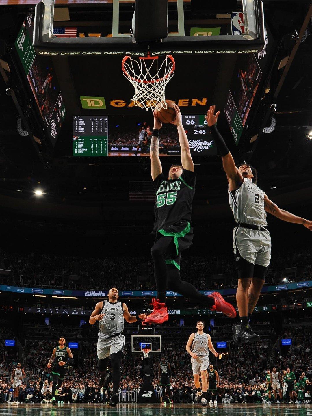 凯尔特人图库 沙伊尔曼社交媒体晒图回顾近期的赛场表现。这个赛季他的进步是肉眼可见