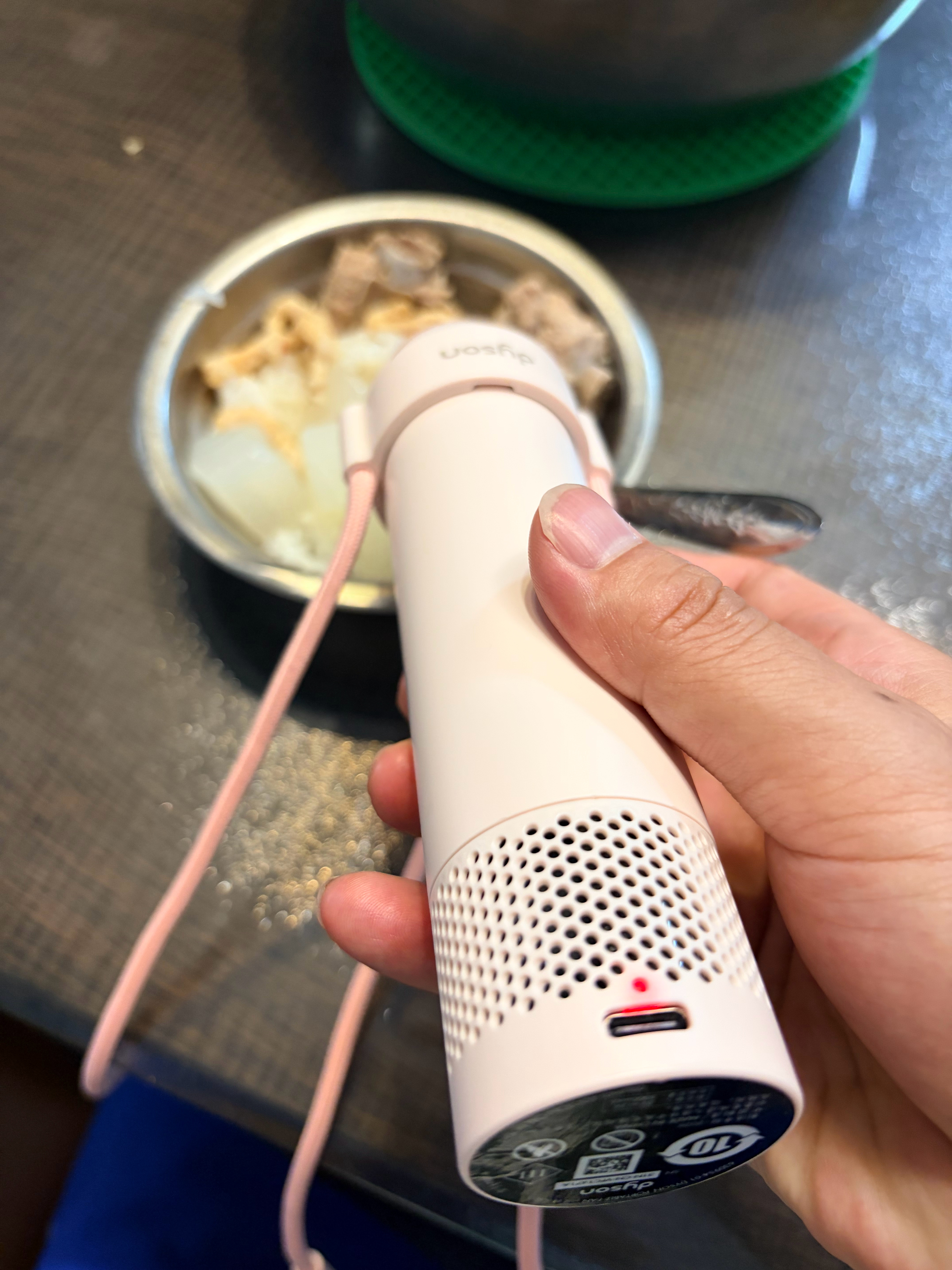 一个 800 块的便携小风扇，最适合的场景是，给娃吹饭。