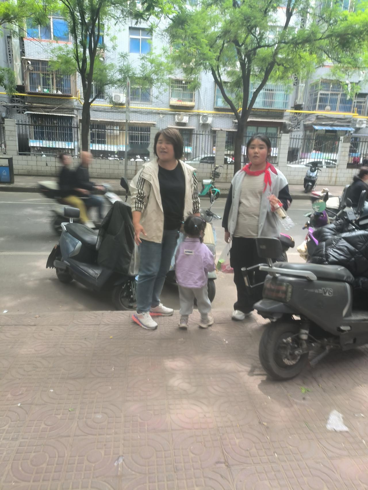 诚信之光，照亮人心，真是俩孩子的榜样。

206年4月28日上午，我仍在妹妹的超