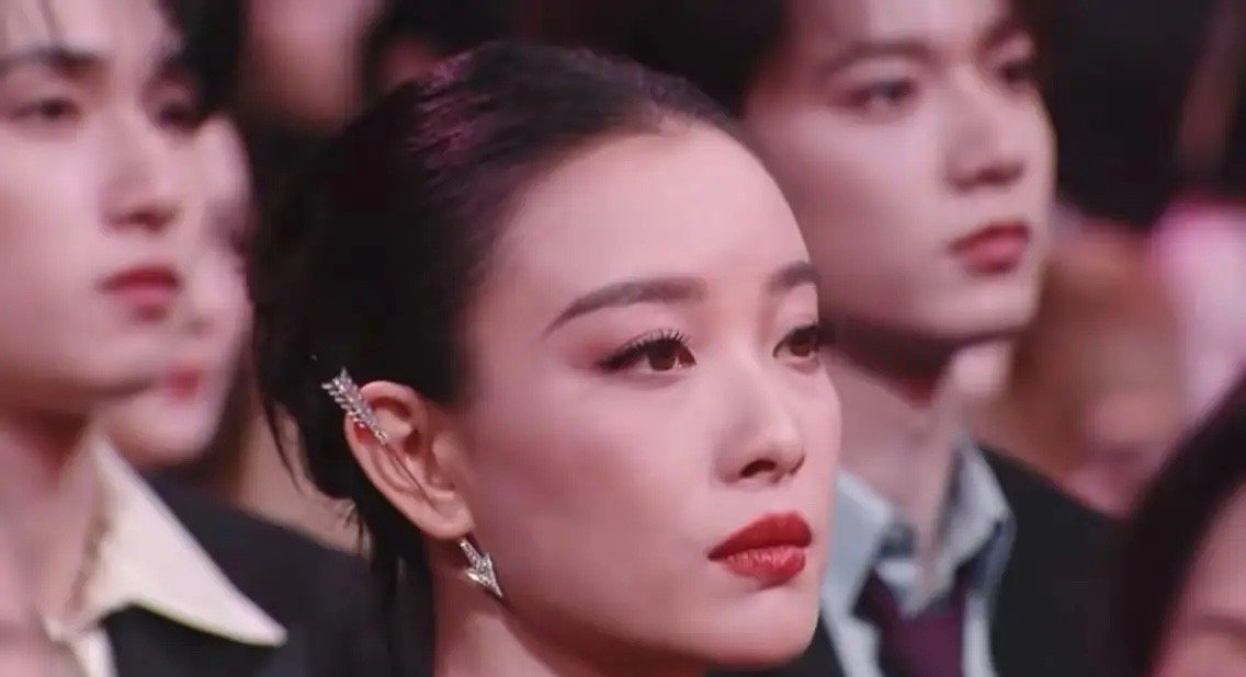 倪妮张若昀同款箭耳饰，好酷啊也难怪价格这么高…. 