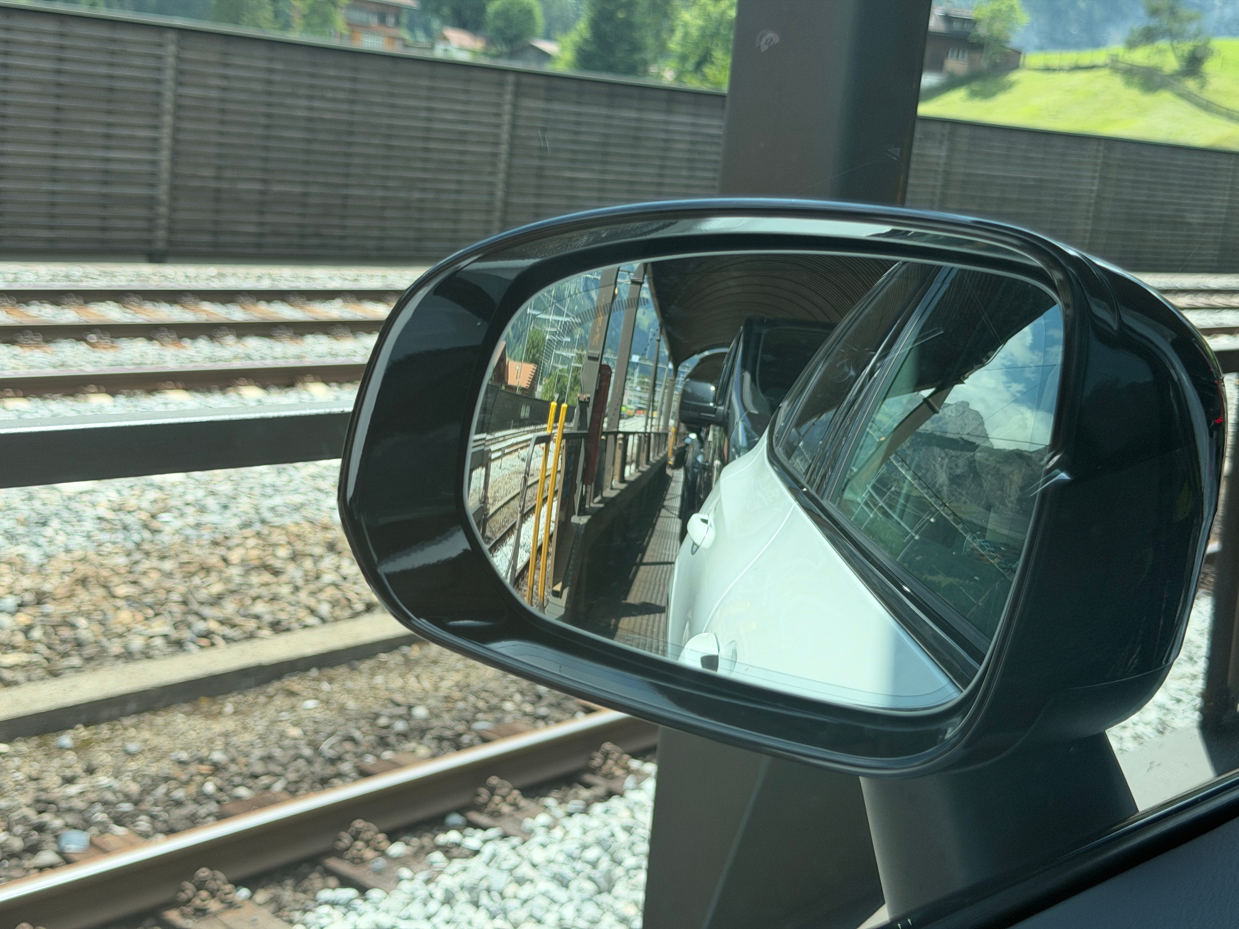 去马特洪峰的路上，需要开着汽车坐一段火车。买票的时候，给了个“注意事项”，赫然写