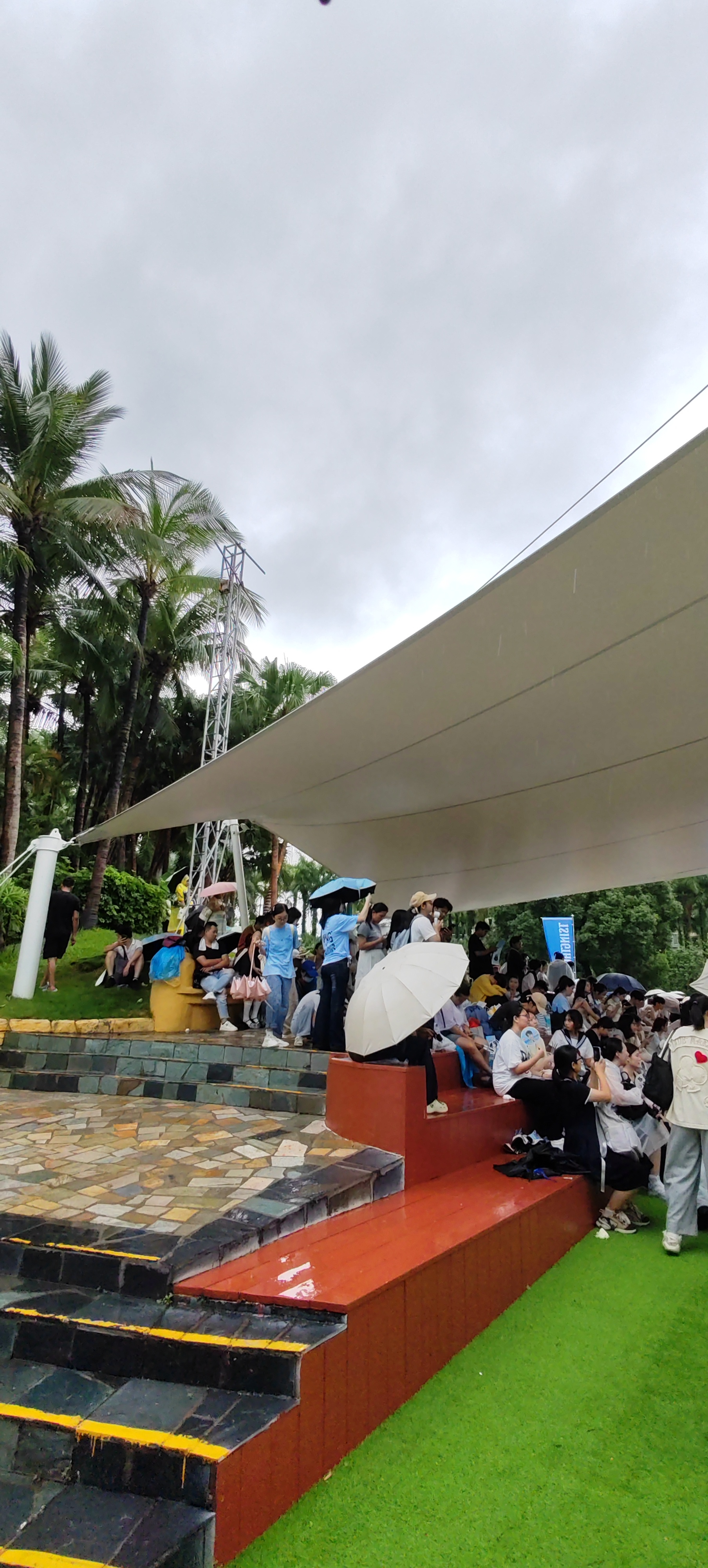 【周边派送来了】毛毛们请来到这里（就在最大的白色遮雨棚里面），找到这位穿蓝色衣服