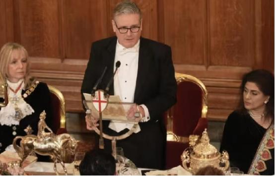 12月2日，路透社报道:“英国首相斯塔默周一在伦敦金融城市长晚宴上阐释对华政策，