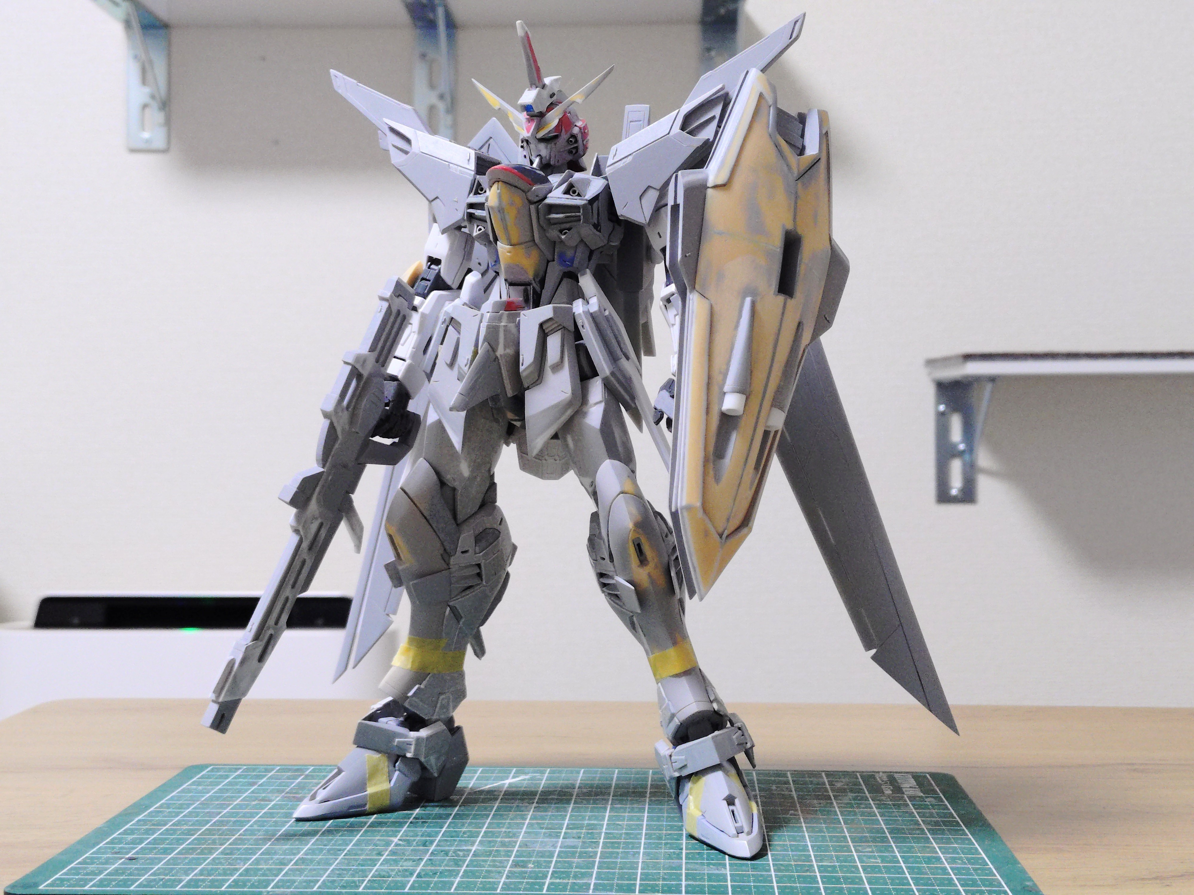 1/100不朽正义高达（by ふじなみ。）以MG自由2.0为素体，自制胶板改造而