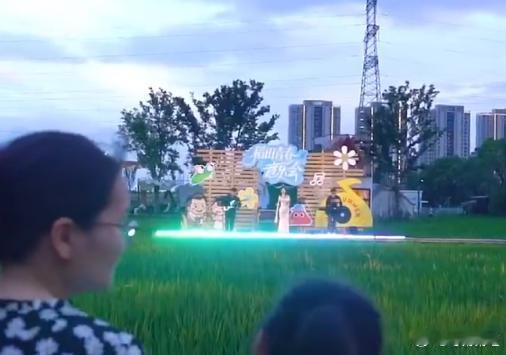 【青年入乡台州用流动的音符为青年生活注入更多可能 】稻浪作舞台，歌声伴晚风，椒江