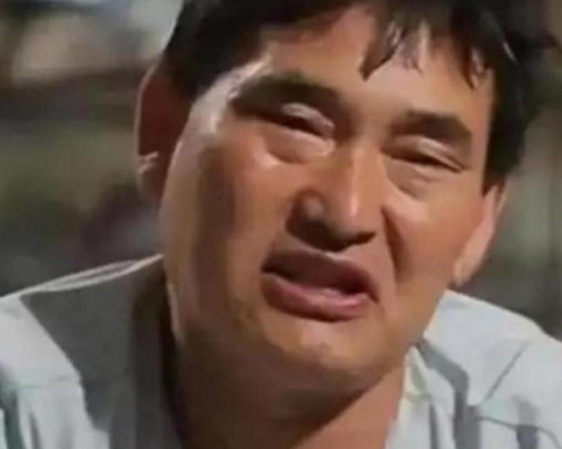 大衣哥朱之文唯一的问题，就是发财了没有离开农村。
 
大衣哥以前吃饱饭都困难，村