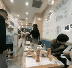 女人打架不亚于男人。