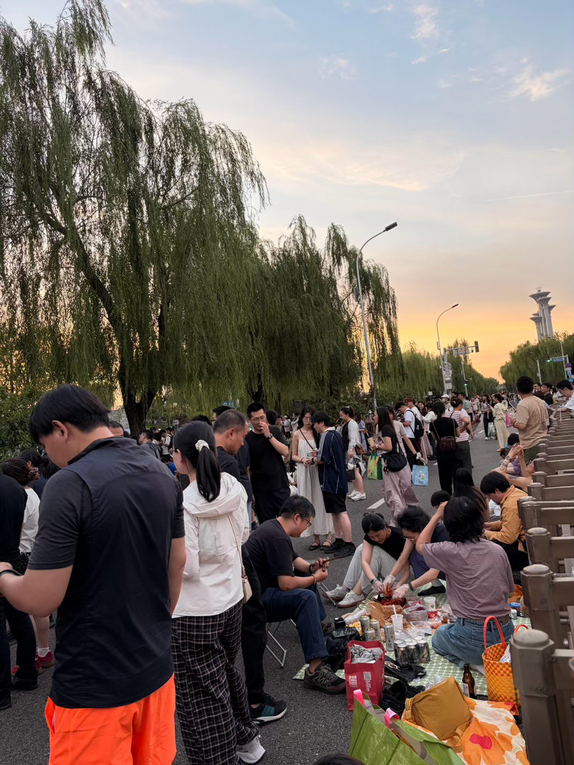 周杰伦鸟巢演唱会外场 有人在场内坐着听《七里香》，有人在台阶上站着听同一首。没有