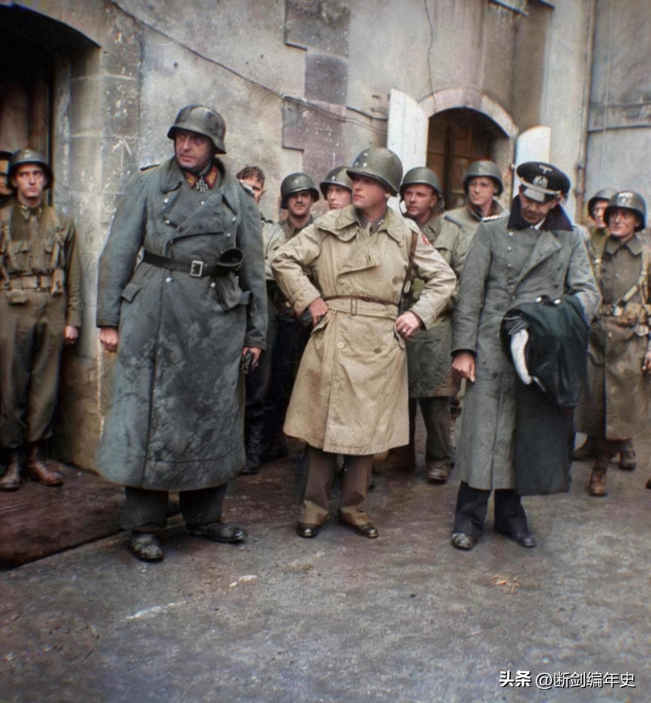 1944年6月26日，法国瑟堡。德军卡尔-威廉·冯·施利本将军、海军少将瓦尔特·