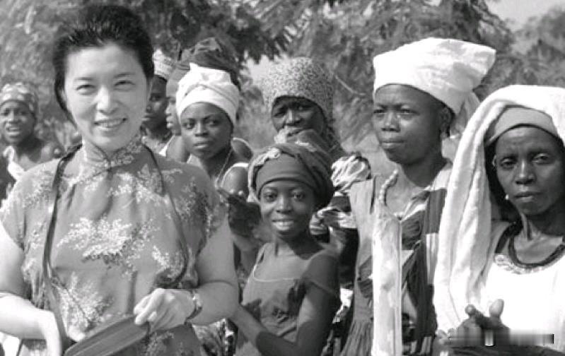 龚澎是女性，她是新中国杰出的女外交家，中共第一位新闻发言人，外交部首位新闻司司长