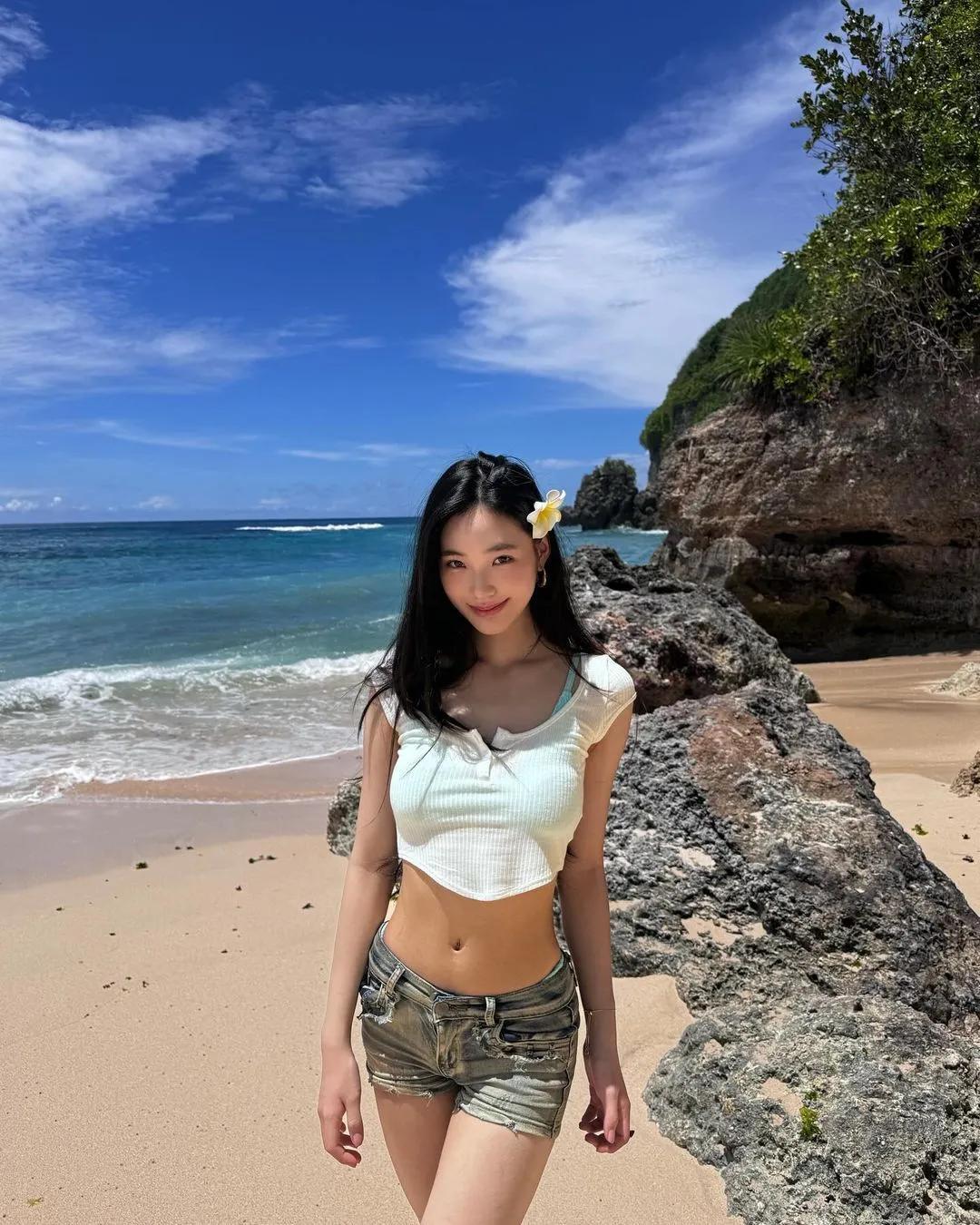 小s二女儿晒泳装照片！