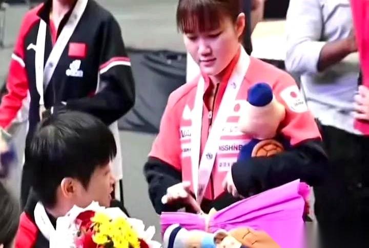 真的，我一个女的，看孙颖莎都快被帅晕过去了。
就那个跟对手交换完礼物之后。
人家