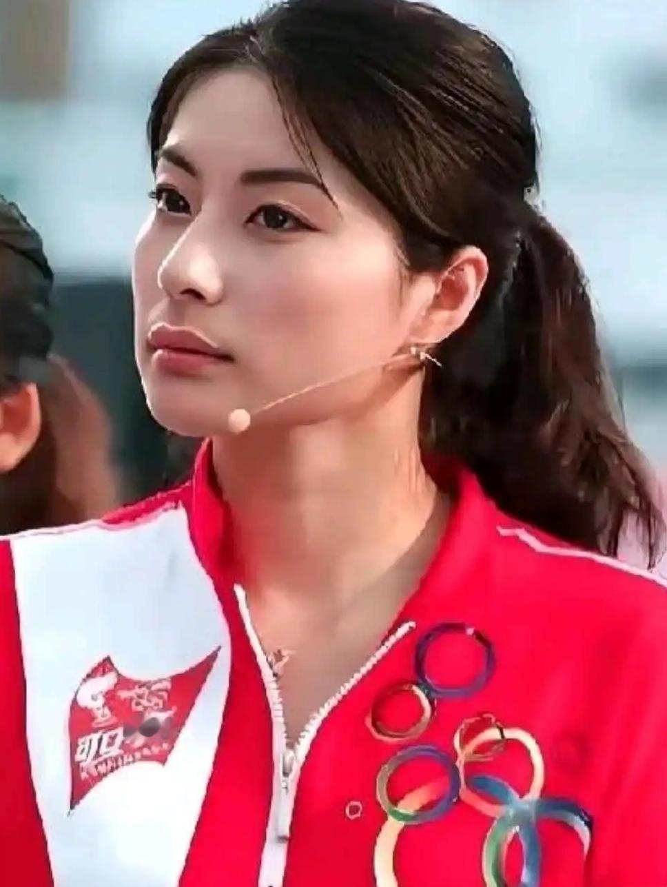 官方对郭晶晶的称呼，从“运动员郭晶晶”“跳水名将郭晶晶”，逐渐变为如今的“火炬手