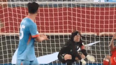真让王大雷无奈，怎么喊也不管用，山东泰山队的中后场防守太令人难堪了。你看，让大雷