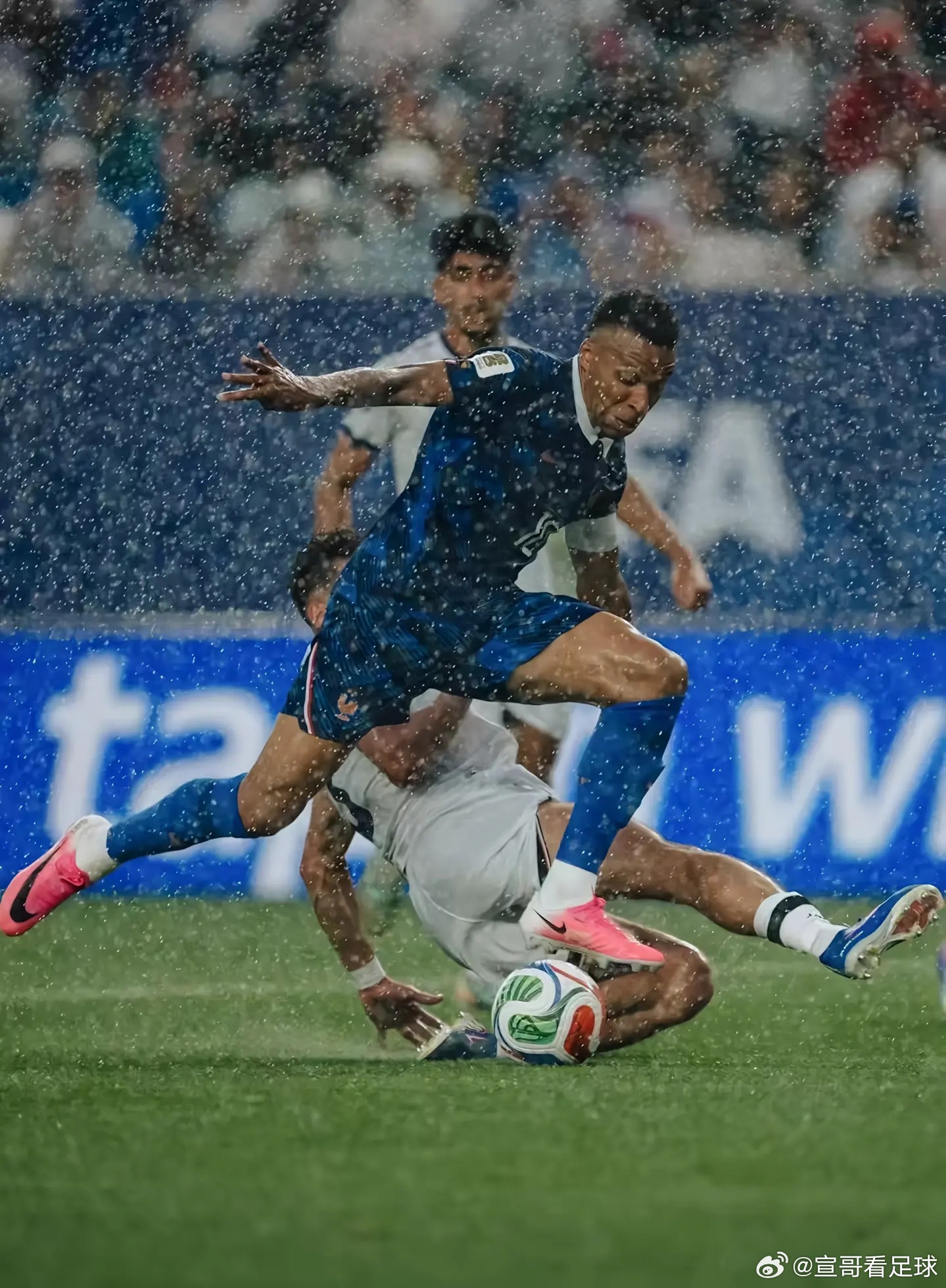 法国3-0伊拉克世界杯 提前出线！ 姆巴佩独揽两球，宛若雨中漫步。    第14