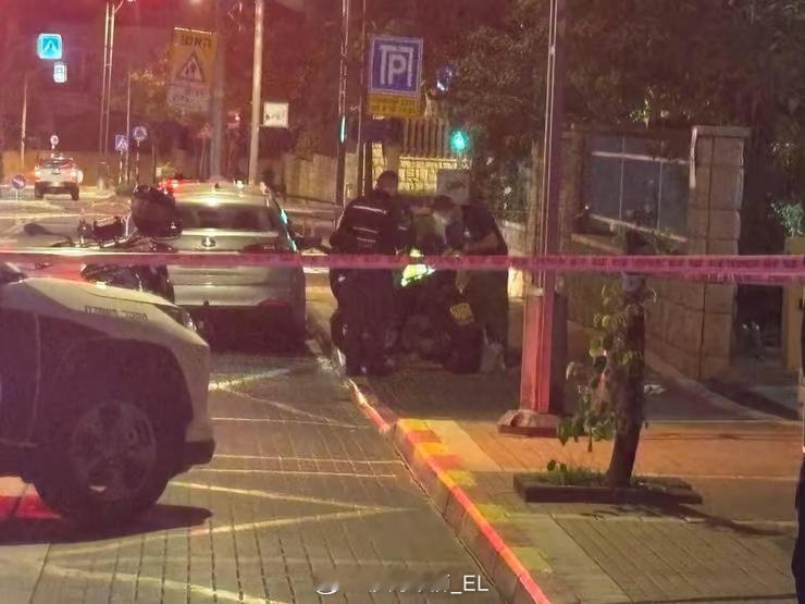 以色列中部里雄莱锡安市发生一起未遂暗杀事件，一名摩托车枪手向一名男子连开6枪，不
