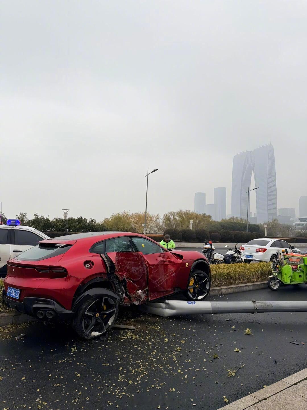 这下修车费不低啊