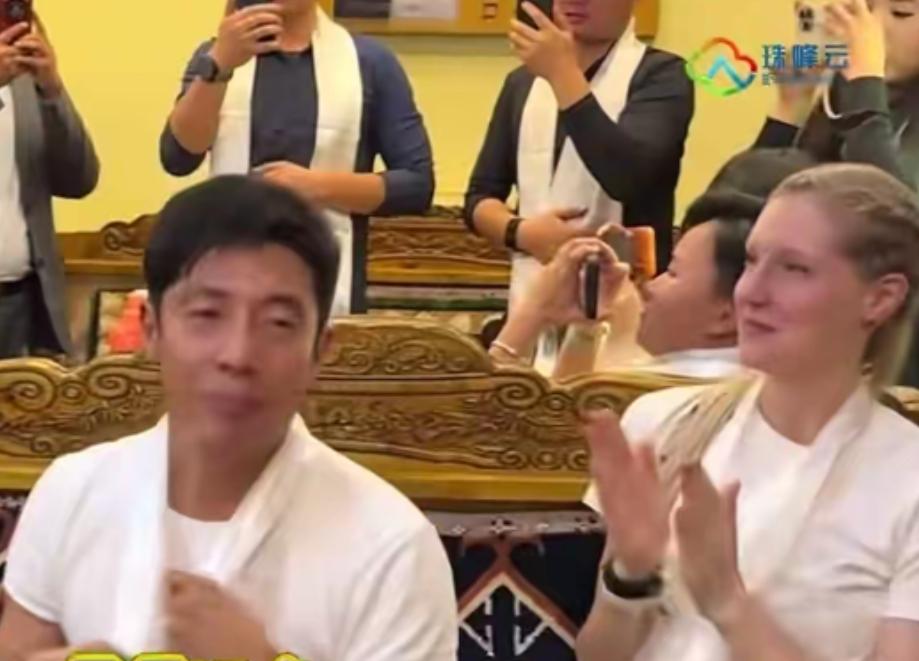 撒贝宁夫妻在拉萨度假！李白一头脏辫被围拍，又高又白比老公还壮
娱乐