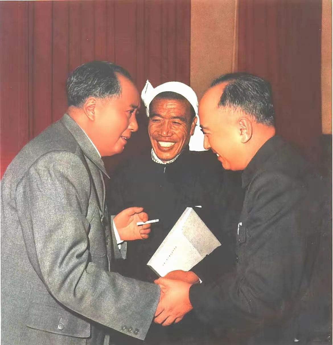 不知为什么看到这张照片，眼睛情不自禁的流下眼泪。​这才是没髙低贵贱的最鲜的见证，