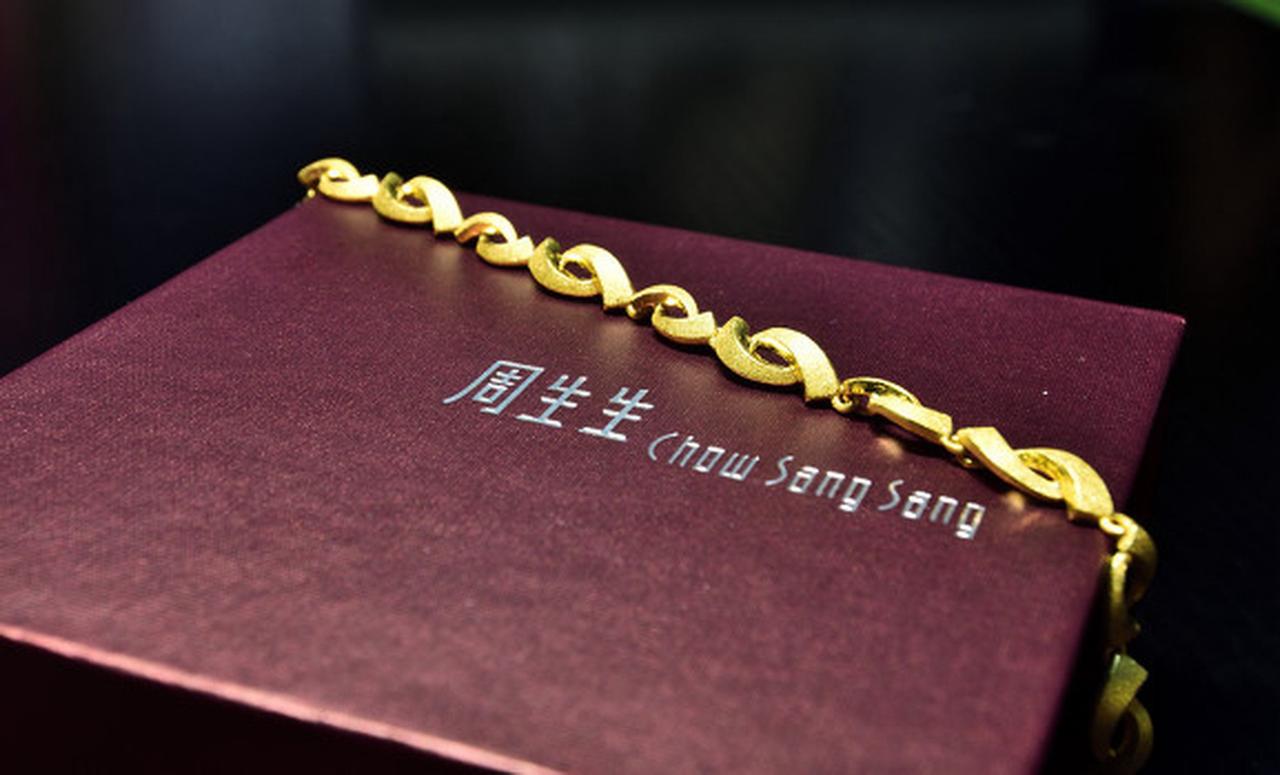 周生生足金挂坠事件闹得沸沸扬扬，现在检测结果终于公布啦。广东清远李女士买的周生生