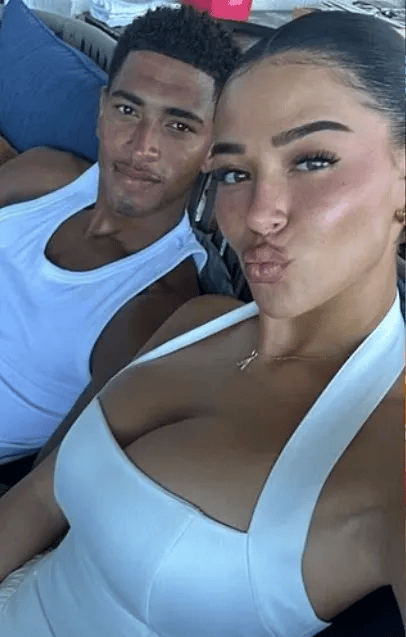 贝林厄姆女友迎来28岁生日，他更新社媒晒两人合照为其庆生