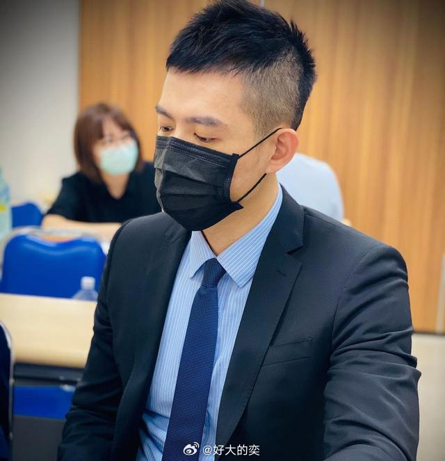 理发师是不是跟鬓角有仇啊……好不容易留了头发，打算稍微修下鬓角跟后边就好。结果小