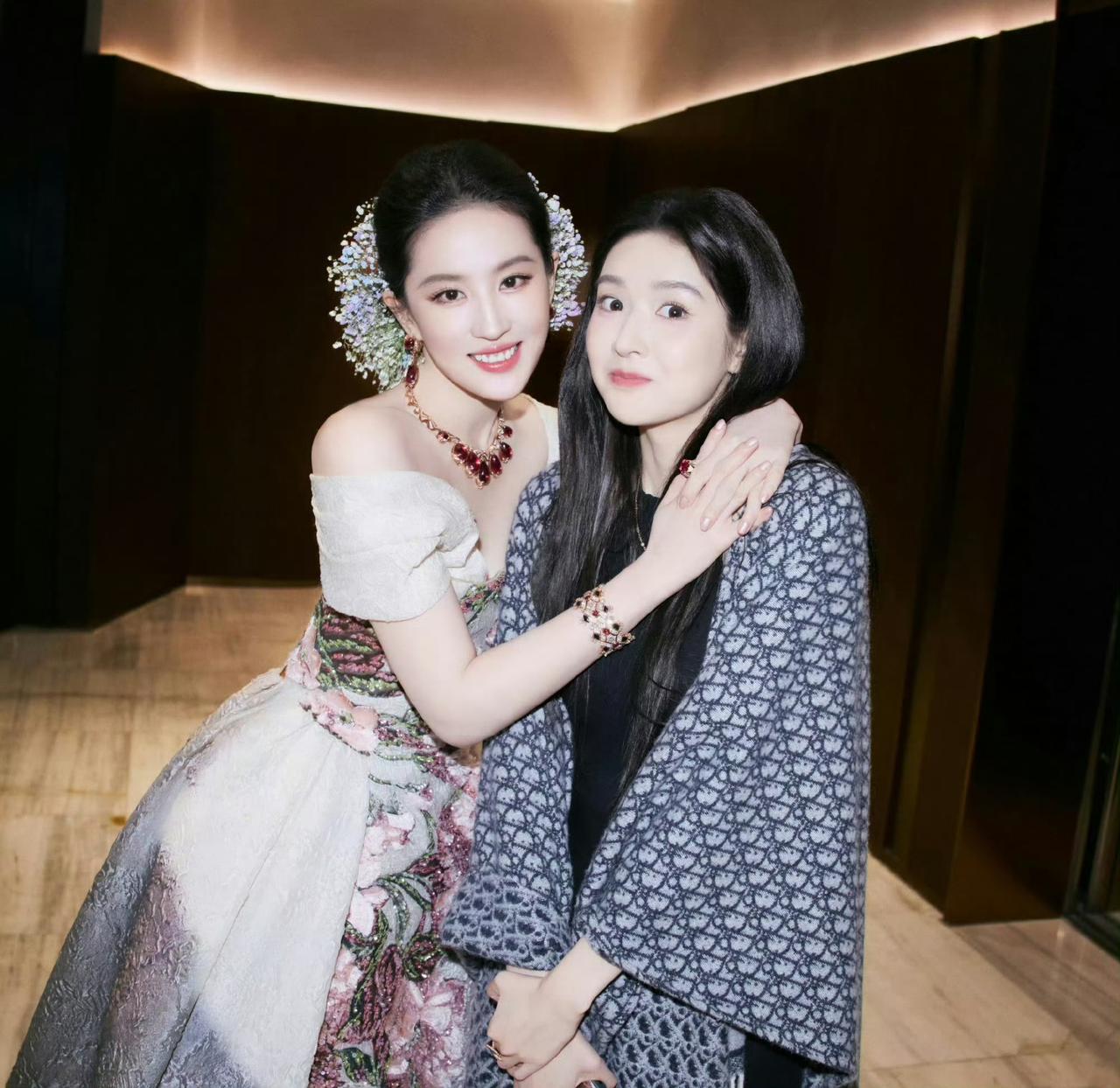 看到偶像能让人有多开心？

王玉雯见到刘亦菲的反应简直太真实了！

听说在活动前