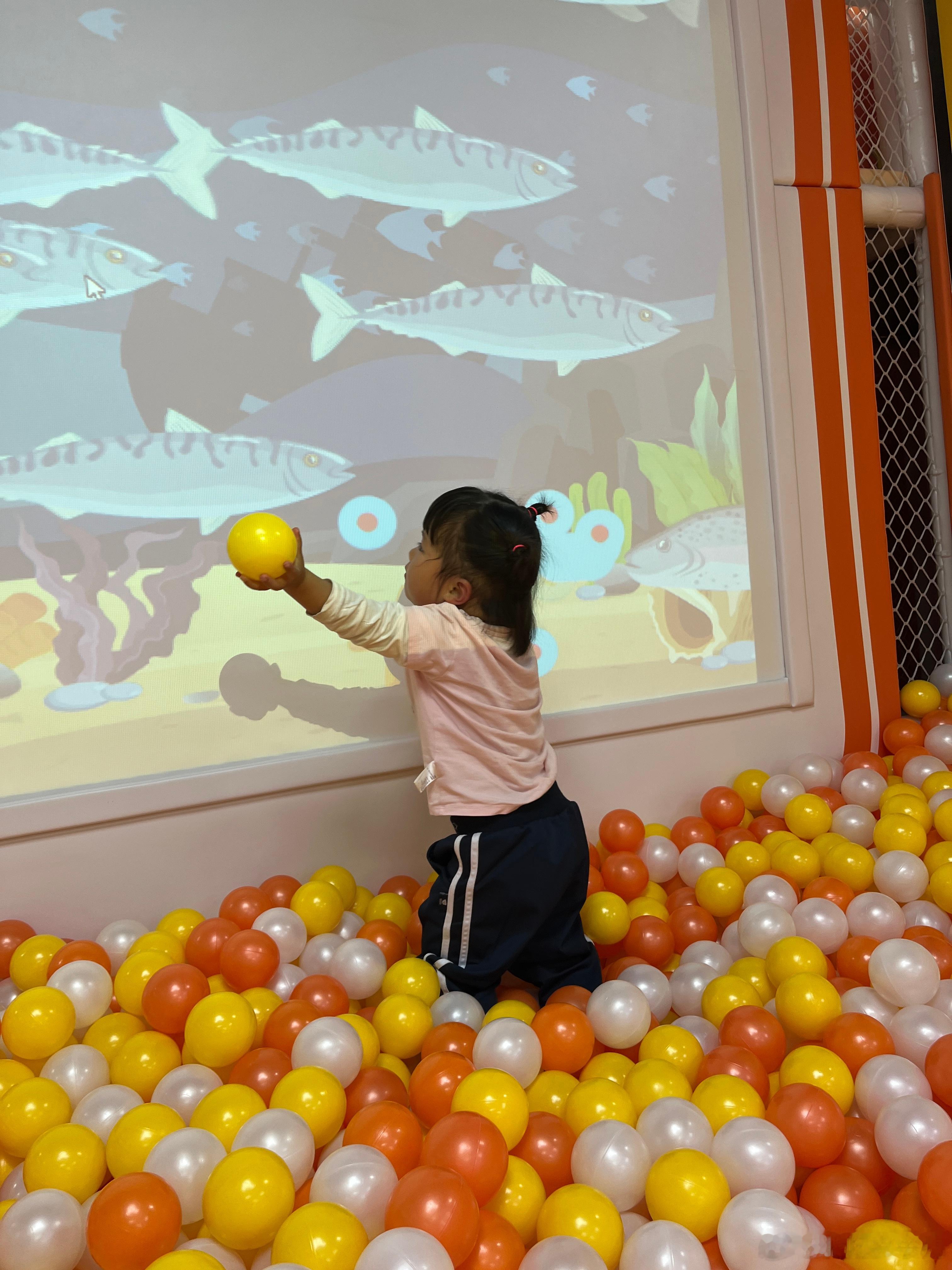 在全心全意陪娃呀。2025的最后一天