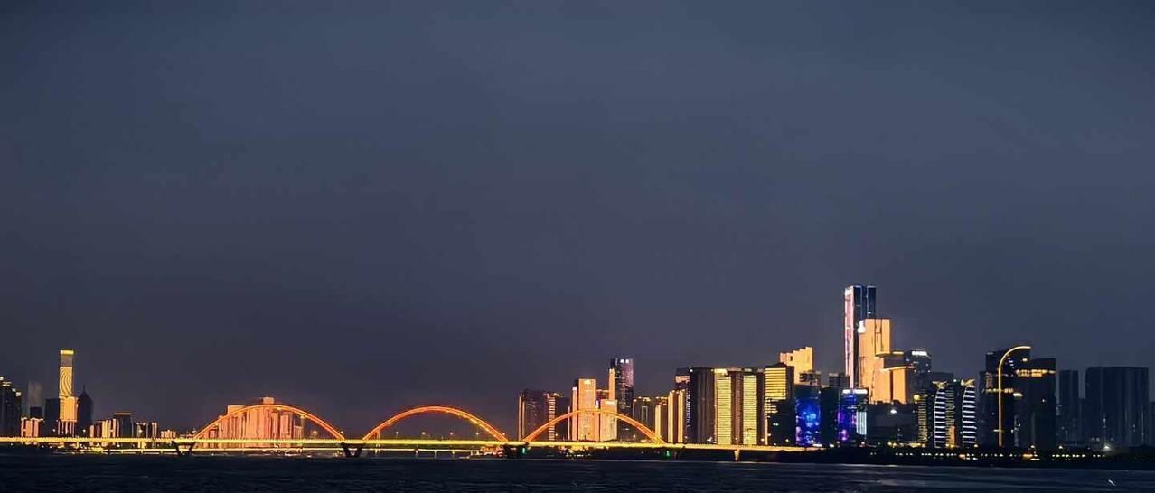 三汊矶大桥
我爱的城市自带BGM 站在桥上看风景 落霞与晚风 美丽的城市美丽的夜