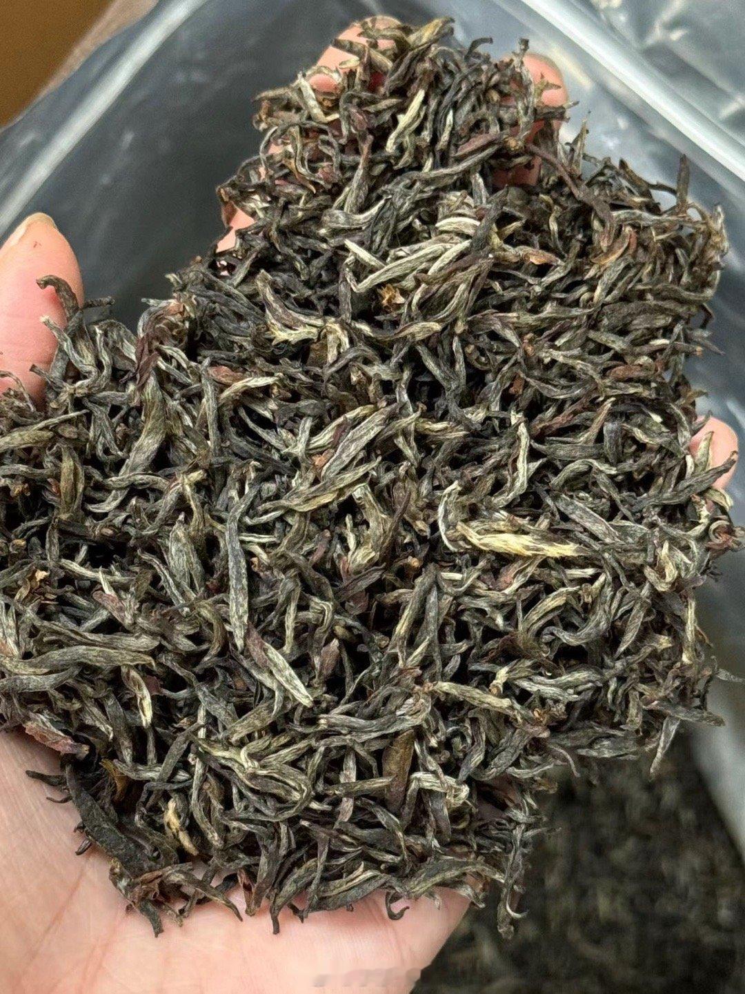 金骏眉入口绵柔甘甜，蜜香馥郁，汤水顺滑，喝完满口留香。 