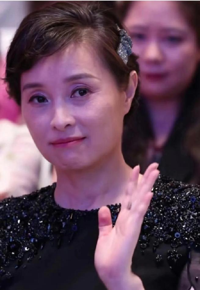 53岁吴越3秒落泪封神！
《沉默的荣耀》这段哭戏让观众集体破防

你能想象吗？