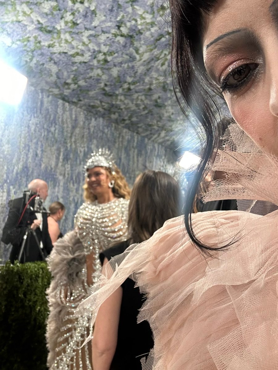 【Met Gala 2026】María Zardoya 与粉丝互动中，回答自己