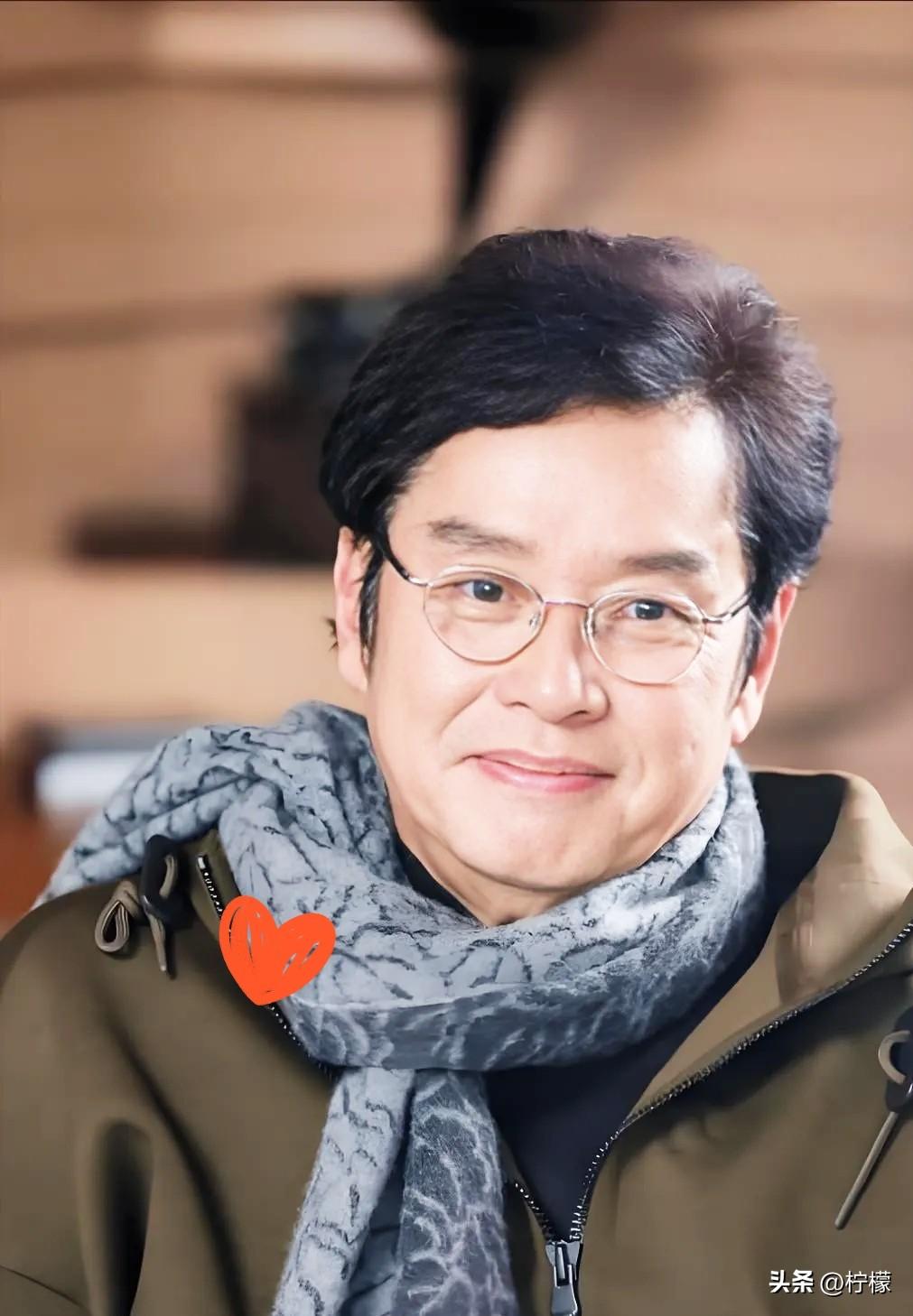 真的很难理解，谭咏麟怎么会和这样的人长期来往。

港圈那些老牌艺人的关系太现实了