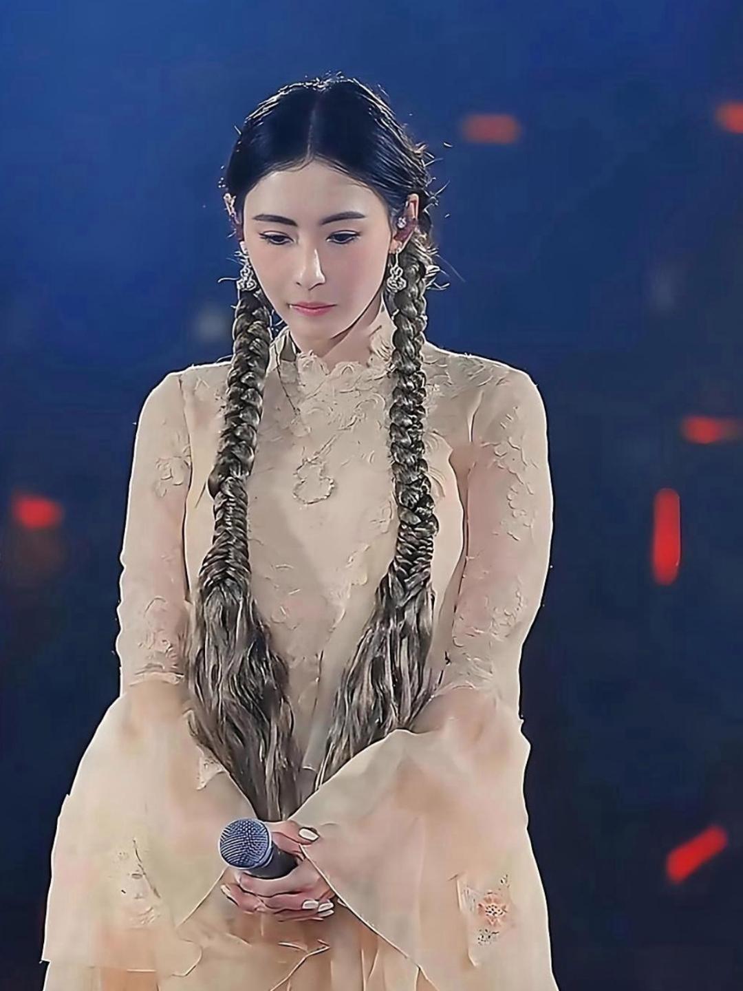 不愧是香港最后美人，真不是盖的！瞅瞅张柏芝在林家谦演唱会那状态，全方位无死角的美