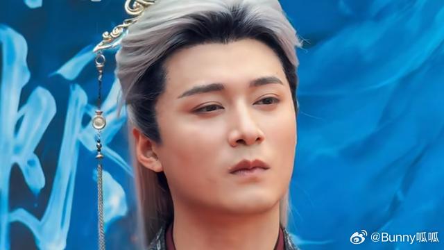 王皓祯一穿古装就翻车，这事真不怪演技。  他毕业于深大表演系，早年《关于唐医生的