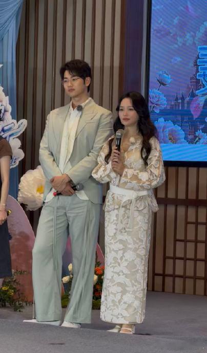 金莎媒体发布会孕相近日，金莎携主演新片《阳光灿烂的地方》亮相第 48 届莫斯科国