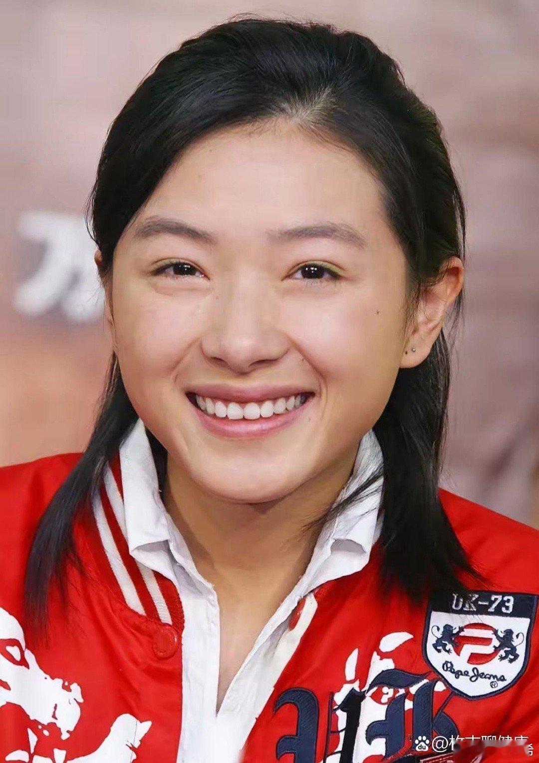 不开美颜滤镜的万茜，你们还觉得好看吗？都不知道怎么夸她了，我看她的牙齿还不错，仅