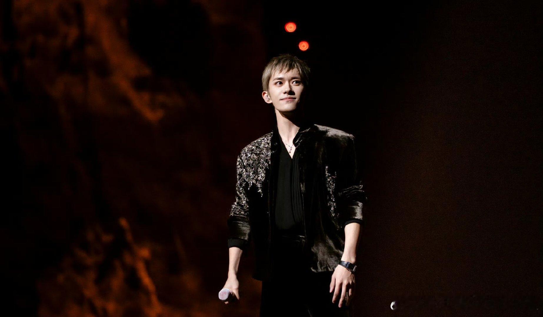 易烊千玺北京场即将开演易烊千玺北京演唱会入场须知千玺北京场即将开演，再次提醒大家