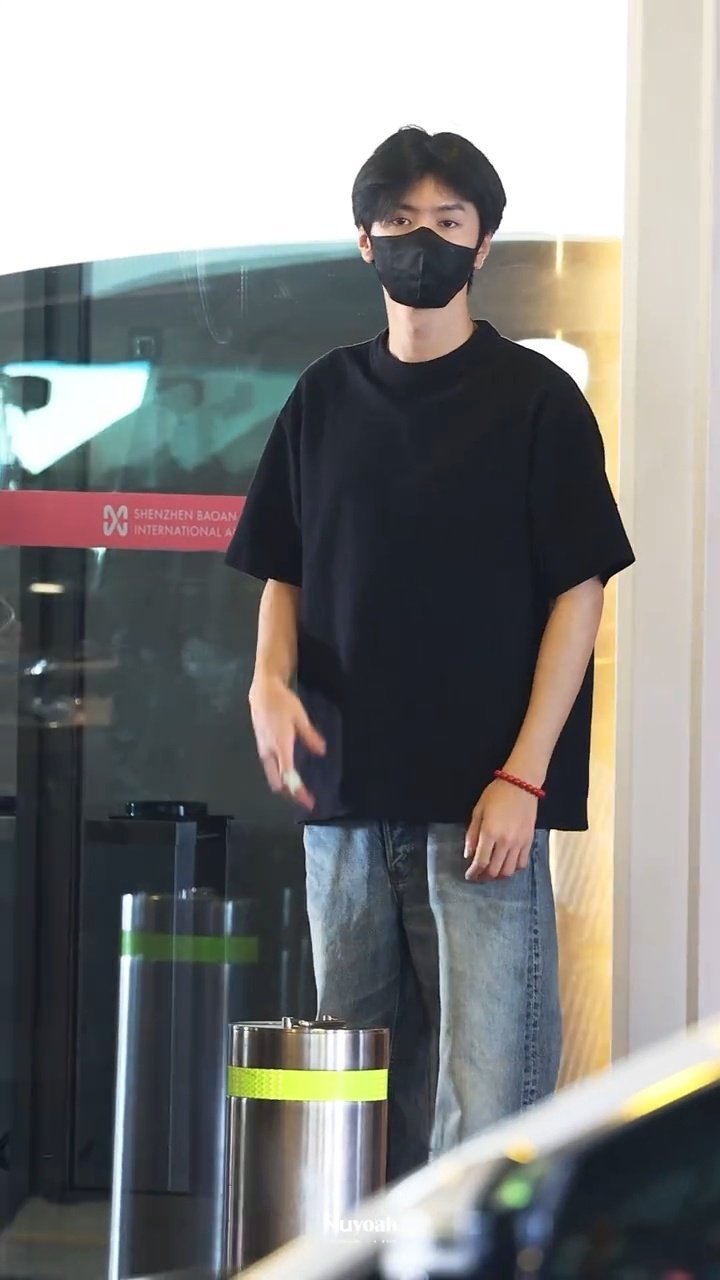 陈哲远深圳出发录制跑男陈哲远出发跑男录制顺毛小狗启程啦✈️！黑T牛仔加利落短发，