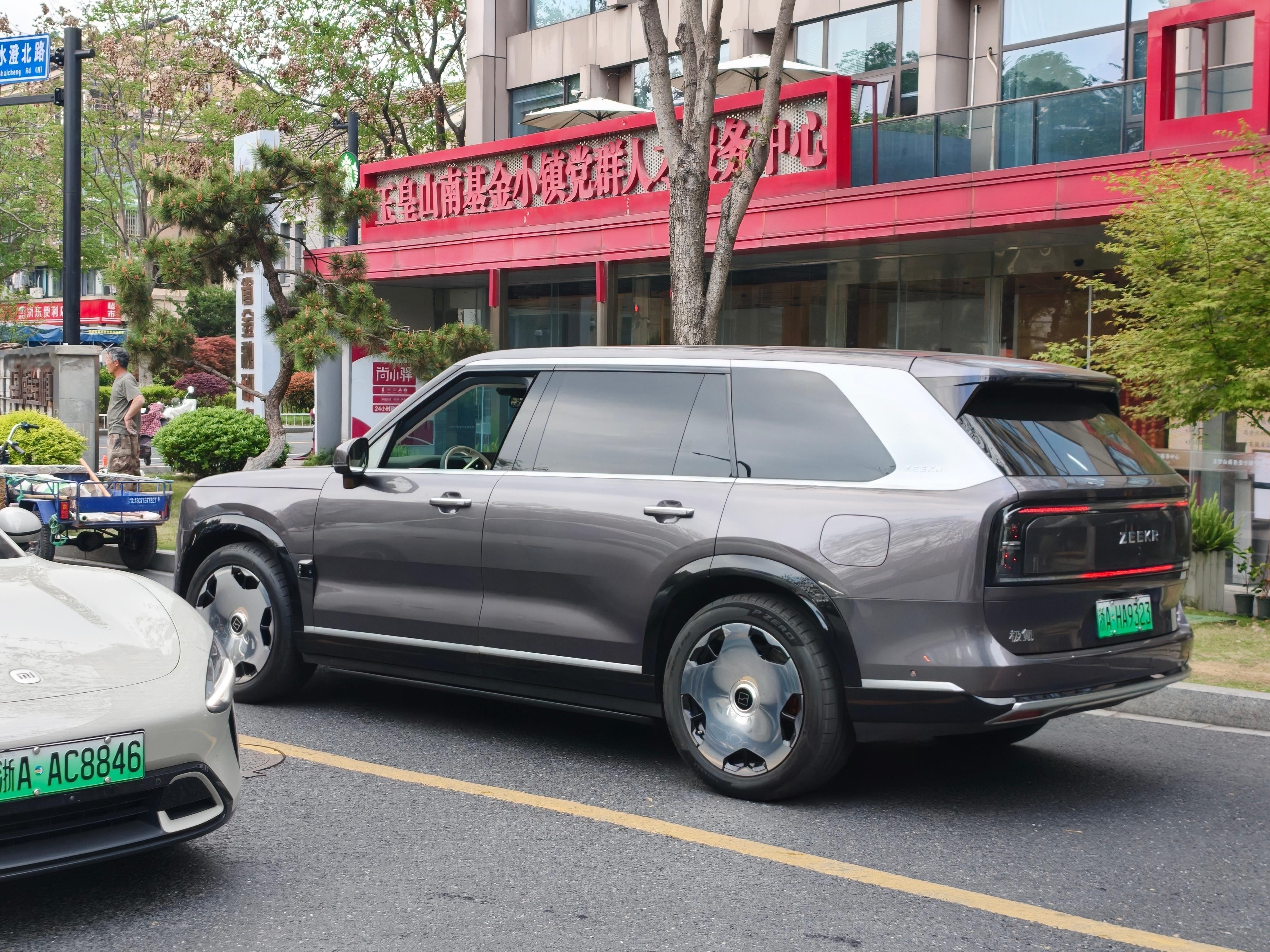 今天在杭州看到了一台暗夜紫配色的9X Hyper这个颜色非常的高级 典雅大家可以